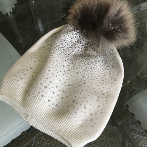 ✨Crystal Embellished Beanie W/ Fox Fur Pom Pom✨ - Picture 4 of 6